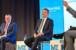 Podiumsdiskussion zur Bürgermeisterwahl in Bad Wörishofen im Kursaal. Die Bürgermeisterkandidaten Daniel Pflügl, Stefan Welzel und Paul Gruschka stellten sich den Fragen von Moderation und Publikum.