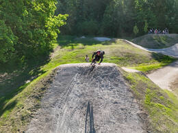 Mindelheim, Deutschland – 23.05.2026: Eröffnung der neuen BikeArea auf der Schwabenwiese in Mindelheim. Die von Schanzenwerk gestaltete und gebaute Anlage umfasst Pumptrack-, Flowline- und Jumpline-Elemente für Kinder, Jugendliche und Erwachsene.