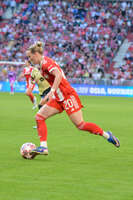 Allianz Arena, München, Deutschland – 25.04.2026: Fußball, UEFA Women’s Champions League 2025/2026, Halbfinale Hinspiel, FC Bayern München Frauen vs. FC Barcelona Frauen: Franziska Kett (FC Bayern München, Abwehr) am Ball.