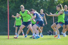 05.08.2026, München, Deutschland. Google Pixel Frauen-Bundesliga: Die FC Bayern Frauen absolvieren auf dem FC Bayern Campus eine Trainingseinheit zur Vorbereitung auf das Testspiel gegen Paris FC. Alara Sehitler (FC Bayern Frauen), Sarah Zadrazil (FC Bayern Frauen), Katharina Naschenweng (FC Bayern Frauen)