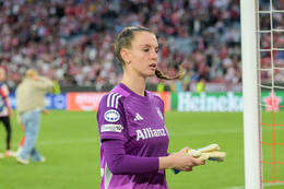 Allianz Arena, München, Deutschland – 25.04.2026: Fußball, UEFA Women’s Champions League 2025/2026, Halbfinale Hinspiel, FC Bayern München Frauen vs. FC Barcelona Frauen: Ena Mahmutovic (FC Bayern München, Tor) gibt einem Fan Ihre Handschuhe.