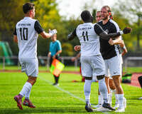 03.10.2026, Mindelheim, Deutschland. Kreisliga Allgäu Nord: TSV Mindelheim gegen (SG) Sontheim/Westerheim. Spielort: Julius-Strohmayer Stadion. Sulayman Drammeh (TSV Mindelheim) beim Jubel, jubelnd, feiernd mit Benedikt Fischer (TSV Mindelheim)