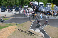 Mindelheim, Deutschland – 23.05.2026: Eröffnung der neuen BikeArea auf der Schwabenwiese in Mindelheim. Die von Schanzenwerk gestaltete und gebaute Anlage umfasst Pumptrack-, Flowline- und Jumpline-Elemente für Kinder, Jugendliche und Erwachsene.