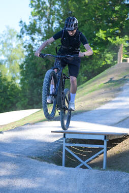 Mindelheim, Deutschland – 23.05.2026: Eröffnung der neuen BikeArea auf der Schwabenwiese in Mindelheim. Die von Schanzenwerk gestaltete und gebaute Anlage umfasst Pumptrack-, Flowline- und Jumpline-Elemente für Kinder, Jugendliche und Erwachsene.