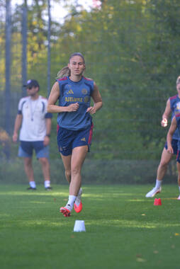 05.08.2026, München, Deutschland. Google Pixel Frauen-Bundesliga: Die FC Bayern Frauen absolvieren auf dem FC Bayern Campus eine Trainingseinheit zur Vorbereitung auf das Testspiel gegen Paris FC. Katharina Naschenweng (FC Bayern Frauen)