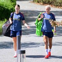 19.08.2026, München, Deutschland. Google Pixel Frauen-Bundesliga: Die FC Bayern Frauen absolvieren auf dem FC Bayern Campus eine Trainingseinheit vor dem Bundesliga-Saisonauftakt gegen den 1. FC Union Berlin. Sophie Proost (FC Bayern Frauen), Pernille Harder (FC Bayern Frauen)