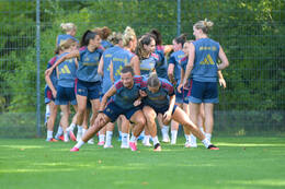 05.08.2026, München, Deutschland. Google Pixel Frauen-Bundesliga: Die FC Bayern Frauen absolvieren auf dem FC Bayern Campus eine Trainingseinheit zur Vorbereitung auf das Testspiel gegen Paris FC. Arianna Caruso (FC Bayern Frauen), Klara Bühl (FC Bayern Frauen)