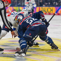 09.10.2026, München, Deutschland. PENNY DEL, Deutsche Eishockey Liga, Saison 2026/27, 7. Spieltag: EHC Red Bull München gegen ERC Ingolstadt im SAP Garden in München. Patrick Hager (EHC Red Bull München)  im Eishockey Bully
