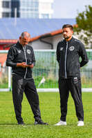 03.10.2026, Mindelheim, Deutschland. Kreisliga Allgäu Nord: TSV Mindelheim gegen (SG) Sontheim/Westerheim. Spielort: Julius-Strohmayer Stadion. Marian Argintaru (Trainer, TSV Mindelheim), Manuel Weinmann (Co-Trainer, TSV Mindelheim) nachdenklich, ernst, fokussiert