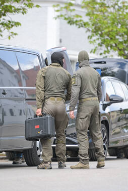 Bad Wörishofen, Deutschland – 12.05.2026: Zahlreiche Einsatzkräfte der Polizei und das SEK sind bei einem Großeinsatz an der Hauptstraße in Bad Wörishofen im Einsatz. Das Gebiet wurde großräumig abgesperrt.