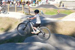 Mindelheim, Deutschland – 23.05.2026: Eröffnung der neuen BikeArea auf der Schwabenwiese in Mindelheim. Die von Schanzenwerk gestaltete und gebaute Anlage umfasst Pumptrack-, Flowline- und Jumpline-Elemente für Kinder, Jugendliche und Erwachsene.