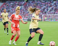 Allianz Arena, München, Deutschland – 25.04.2026: Fußball, UEFA Women’s Champions League 2025/2026, Halbfinale Hinspiel, FC Bayern München Frauen vs. FC Barcelona Frauen: Clàudia Pina / Claudia Pina (FC Barcelona, Sturm) am Ball, Linda Dallmann (FC Bayern München, Mittelfeld) im Rücken.