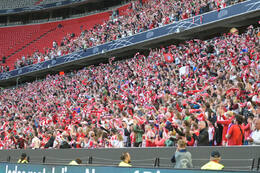 Allianz Arena, München, Deutschland – 25.04.2026: Fußball, UEFA Women’s Champions League 2025/2026, Halbfinale Hinspiel, FC Bayern München Frauen vs. FC Barcelona Frauen: Bayern Fans jubeln nach dem Ausgleich 1:1