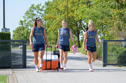 05.08.2026, München, Deutschland. Google Pixel Frauen-Bundesliga: Die FC Bayern Frauen absolvieren auf dem FC Bayern Campus eine Trainingseinheit zur Vorbereitung auf das Testspiel gegen Paris FC. Lena Oberdorf (FC Bayern Frauen), Alara Sehitler (FC Bayern Frauen), Linda Dallmann (FC Bayern Frauen)
