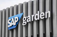 09.10.2026, München, Deutschland. PENNY DEL, Deutsche Eishockey Liga, Saison 2026/27, 7. Spieltag: EHC Red Bull München gegen ERC Ingolstadt im SAP Garden in München. Nahaufnahme des SAP Garden-Logos an der Außenfassade der Arena im Münchner Olympiapark.