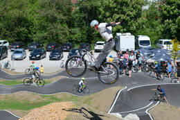 Mindelheim, Deutschland – 23.05.2026: Eröffnung der neuen BikeArea auf der Schwabenwiese in Mindelheim. Die von Schanzenwerk gestaltete und gebaute Anlage umfasst Pumptrack-, Flowline- und Jumpline-Elemente für Kinder, Jugendliche und Erwachsene.