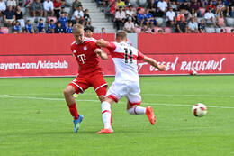 19.08.2026, München, Deutschland. FC Bayern München U19 vs. VfB Stuttgart U19 am FC Bayern Campus in München. Zweikampf