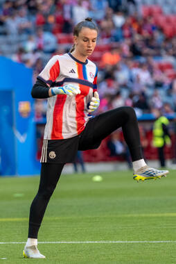 Allianz Arena, München, Deutschland – 25.04.2026: Fußball, UEFA Women’s Champions League 2025/2026, Halbfinale Hinspiel, FC Bayern München Frauen vs. FC Barcelona Frauen: Ena Mahmutovic (FC Bayern München, Tor) nachdenklich.
