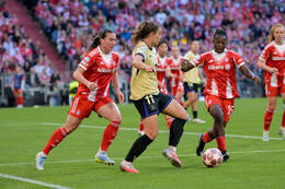 Allianz Arena, München, Deutschland – 25.04.2026: Fußball, UEFA Women’s Champions League 2025/2026, Halbfinale Hinspiel, FC Bayern München Frauen vs. FC Barcelona Frauen: Alexia Putellas (FC Barcelona, Mittelfeld) am Ball.