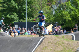 Mindelheim, Deutschland – 23.05.2026: Eröffnung der neuen BikeArea auf der Schwabenwiese in Mindelheim. Die von Schanzenwerk gestaltete und gebaute Anlage umfasst Pumptrack-, Flowline- und Jumpline-Elemente für Kinder, Jugendliche und Erwachsene.