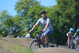 Mindelheim, Deutschland – 23.05.2026: Eröffnung der neuen BikeArea auf der Schwabenwiese in Mindelheim. Die von Schanzenwerk gestaltete und gebaute Anlage umfasst Pumptrack-, Flowline- und Jumpline-Elemente für Kinder, Jugendliche und Erwachsene.