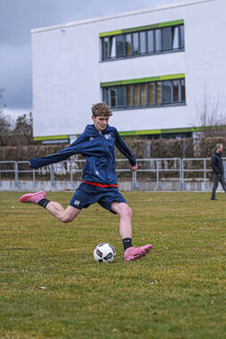Bad Wörishofen, Deutschland – Vorbereitungstraining für das Schulderby 2026 zwischen der Wirtschaftsschule Bad Wörishofen und dem Josef-Bernhard-Gymnasium Türkheim auf dem Gelände der Wirtschaftsschule in Bad Wörishofen. Das Spiel ist für Mai 2026 geplant.