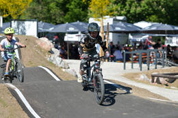 Mindelheim, Deutschland – 23.05.2026: Eröffnung der neuen BikeArea auf der Schwabenwiese in Mindelheim. Die von Schanzenwerk gestaltete und gebaute Anlage umfasst Pumptrack-, Flowline- und Jumpline-Elemente für Kinder, Jugendliche und Erwachsene.