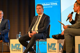 Podiumsdiskussion zur Bürgermeisterwahl in Bad Wörishofen im Kursaal. Die Bürgermeisterkandidaten Daniel Pflügl, Stefan Welzel und Paul Gruschka stellten sich den Fragen von Moderation und Publikum.