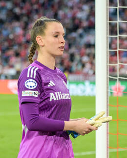 Allianz Arena, München, Deutschland – 25.04.2026: Fußball, UEFA Women’s Champions League 2025/2026, Halbfinale Hinspiel, FC Bayern München Frauen vs. FC Barcelona Frauen: Ena Mahmutovic (FC Bayern München, Tor) gibt einem Fan Ihre Handschuhe.