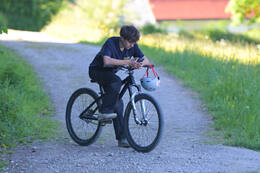 Mindelheim, Deutschland – 23.05.2026: Eröffnung der neuen BikeArea auf der Schwabenwiese in Mindelheim. Die von Schanzenwerk gestaltete und gebaute Anlage umfasst Pumptrack-, Flowline- und Jumpline-Elemente für Kinder, Jugendliche und Erwachsene.