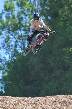 Mindelheim, Deutschland – 23.05.2026: Eröffnung der neuen BikeArea auf der Schwabenwiese in Mindelheim. Die von Schanzenwerk gestaltete und gebaute Anlage umfasst Pumptrack-, Flowline- und Jumpline-Elemente für Kinder, Jugendliche und Erwachsene.