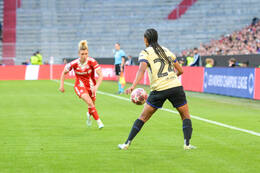 Allianz Arena, München, Deutschland – 25.04.2026: Fußball, UEFA Women’s Champions League 2025/2026, Halbfinale Hinspiel, FC Bayern München Frauen vs. FC Barcelona Frauen: Esmee Brugts (FC Barcelona, Abwehr) bekommt den Ball.