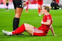 19.10.2026, München, Bayern, Deutschland. Google Pixel Frauen-Bundesliga: FC Bayern Frauen gegen VfB Stuttgart Frauen. Spielort: FC Bayern Campus-Stadion. Franziska Kett (FC Bayern Frauen) verletzt, mit Schmerzen, bei der Behandlung