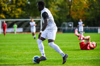 03.10.2026, Mindelheim, Deutschland. Kreisliga Allgäu Nord: TSV Mindelheim gegen (SG) Sontheim/Westerheim. Spielort: Julius-Strohmayer Stadion. Sulayman Drammeh (TSV Mindelheim) am Ball, mit dem Ball, in einer Spielszene
