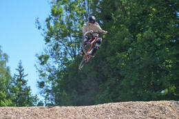 Mindelheim, Deutschland – 23.05.2026: Eröffnung der neuen BikeArea auf der Schwabenwiese in Mindelheim. Die von Schanzenwerk gestaltete und gebaute Anlage umfasst Pumptrack-, Flowline- und Jumpline-Elemente für Kinder, Jugendliche und Erwachsene.