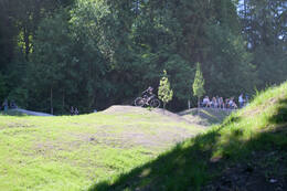 Mindelheim, Deutschland – 23.05.2026: Eröffnung der neuen BikeArea auf der Schwabenwiese in Mindelheim. Die von Schanzenwerk gestaltete und gebaute Anlage umfasst Pumptrack-, Flowline- und Jumpline-Elemente für Kinder, Jugendliche und Erwachsene.