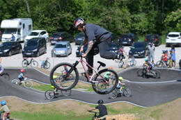 Mindelheim, Deutschland – 23.05.2026: Eröffnung der neuen BikeArea auf der Schwabenwiese in Mindelheim. Die von Schanzenwerk gestaltete und gebaute Anlage umfasst Pumptrack-, Flowline- und Jumpline-Elemente für Kinder, Jugendliche und Erwachsene.