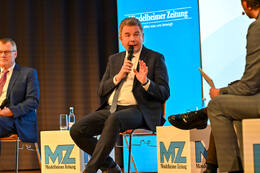 Podiumsdiskussion zur Bürgermeisterwahl in Bad Wörishofen im Kursaal. Die Bürgermeisterkandidaten Daniel Pflügl, Stefan Welzel und Paul Gruschka stellten sich den Fragen von Moderation und Publikum.