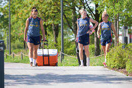 05.08.2026, München, Deutschland. Google Pixel Frauen-Bundesliga: Die FC Bayern Frauen absolvieren auf dem FC Bayern Campus eine Trainingseinheit zur Vorbereitung auf das Testspiel gegen Paris FC. Lena Oberdorf (FC Bayern Frauen), Alara Sehitler (FC Bayern Frauen), Linda Dallmann (FC Bayern Frauen)
