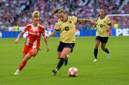 Allianz Arena, München, Deutschland – 25.04.2026: Fußball, UEFA Women’s Champions League 2025/2026, Halbfinale Hinspiel, FC Bayern München Frauen vs. FC Barcelona Frauen: Linda Dallmann (FC Bayern München, Mittelfeld) mit Clàudia Pina / Claudia Pina (FC Barcelona, Sturm) im Zweikampf.