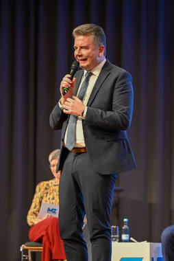 Podiumsdiskussion zur Bürgermeisterwahl in Bad Wörishofen im Kursaal. Die Bürgermeisterkandidaten Daniel Pflügl, Stefan Welzel und Paul Gruschka stellten sich den Fragen von Moderation und Publikum.
