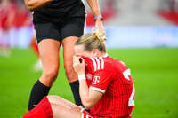 19.10.2026, München, Bayern, Deutschland. Google Pixel Frauen-Bundesliga: FC Bayern Frauen gegen VfB Stuttgart Frauen. Spielort: FC Bayern Campus-Stadion. Franziska Kett (FC Bayern Frauen) verletzt, mit Schmerzen, bei der Behandlung