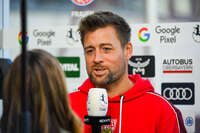 19.10.2026, München, Bayern, Deutschland. Google Pixel Frauen-Bundesliga: FC Bayern Frauen gegen VfB Stuttgart Frauen. Spielort: FC Bayern Campus-Stadion. Nico Schneck (Cheftrainer, VfB Stuttgart Frauen) nachdenklich, ernst, fokussiert