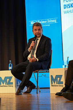 Podiumsdiskussion zur Bürgermeisterwahl in Bad Wörishofen im Kursaal. Die Bürgermeisterkandidaten Daniel Pflügl, Stefan Welzel und Paul Gruschka stellten sich den Fragen von Moderation und Publikum.