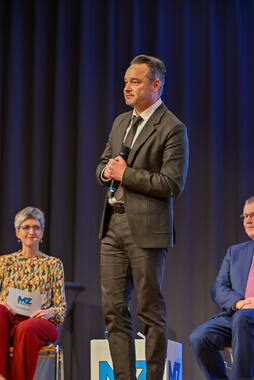 Podiumsdiskussion zur Bürgermeisterwahl in Bad Wörishofen im Kursaal. Die Bürgermeisterkandidaten Daniel Pflügl, Stefan Welzel und Paul Gruschka stellten sich den Fragen von Moderation und Publikum.