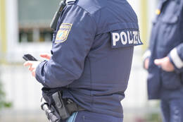 Bad Wörishofen, Deutschland – 12.05.2026: Zahlreiche Einsatzkräfte der Polizei und das SEK sind bei einem Großeinsatz an der Hauptstraße in Bad Wörishofen im Einsatz. Das Gebiet wurde großräumig abgesperrt.