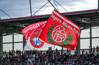 31.08.2026, München, Deutschland. Google Pixel Frauen-Bundesliga: FC Bayern München Frauen gegen 1. FSV Mainz 05 Frauen am FC Bayern Campus. Erstes Heimspiel des FC Bayern München in der Saison 2026/27. Fahnen