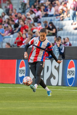 Allianz Arena, München, Deutschland – 25.04.2026: Fußball, UEFA Women’s Champions League 2025/2026, Halbfinale Hinspiel, FC Bayern München Frauen vs. FC Barcelona Frauen: Maria Luisa Grohs (FC Bayern München, Tor) schießt den Ball.