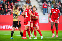 19.10.2026, München, Bayern, Deutschland. Google Pixel Frauen-Bundesliga: FC Bayern Frauen gegen VfB Stuttgart Frauen. Spielort: FC Bayern Campus-Stadion. Pernille Harder (FC Bayern Frauen) beim Jubel, jubelnd, feiernd mit Klara Bühl (FC Bayern Frauen) und Linda Dallmann (FC Bayern Frauen)