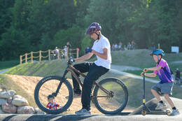 Mindelheim, Deutschland – 23.05.2026: Eröffnung der neuen BikeArea auf der Schwabenwiese in Mindelheim. Die von Schanzenwerk gestaltete und gebaute Anlage umfasst Pumptrack-, Flowline- und Jumpline-Elemente für Kinder, Jugendliche und Erwachsene.